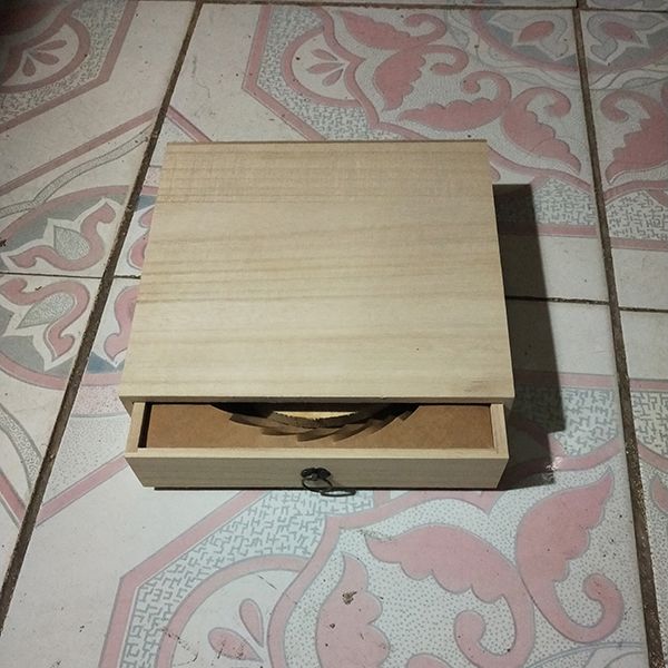 木盒厂家在木盒上的雕刻工序应用